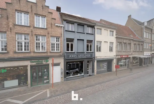 Op het einde van de Smedenstraat bevindt zich dit instapklare kantoorgebouw met een polyvalente indeling over drie verdiepingen.
Gelijkvloers: twee r