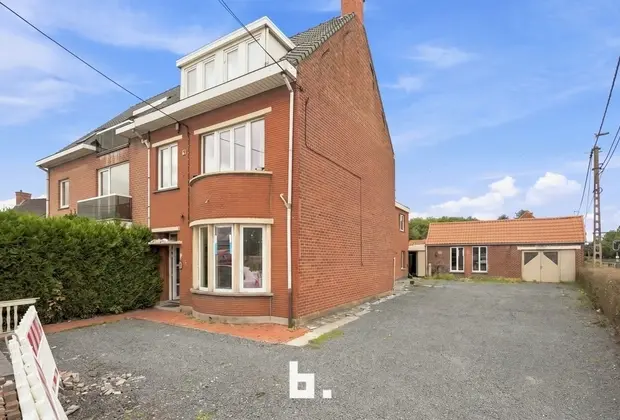 Ruim appartement met 3 slaapkamers en parkeerplaats, interessante investering! - Roeselare