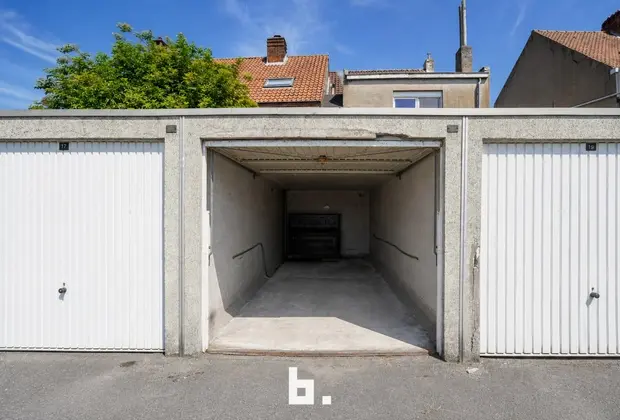 Centraal gelegen garagebox te Sint-Kruis! - Sint-Kruis