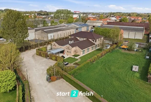 Unieke combinatie: Feestzaal met ruim appartement en grote parking te koop te Izegem! - Izegem