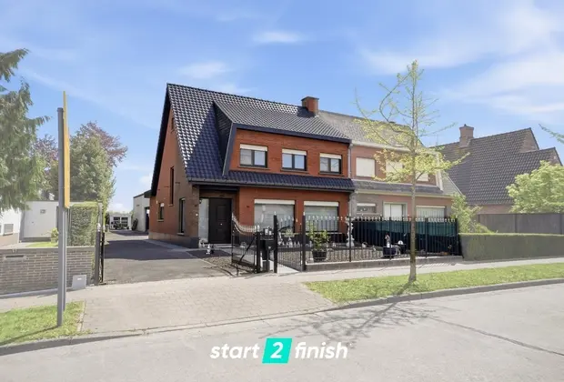 Ruime en veelzijdige woning met atelier op topligging in Izegem - Izegem