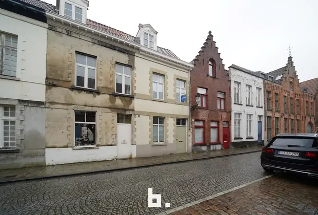 Ben je op zoek naar een gezellige woning in de stad? Deze charmante stadswoning combineert comfort en praktische ruimte op een uitstekende locatie.

