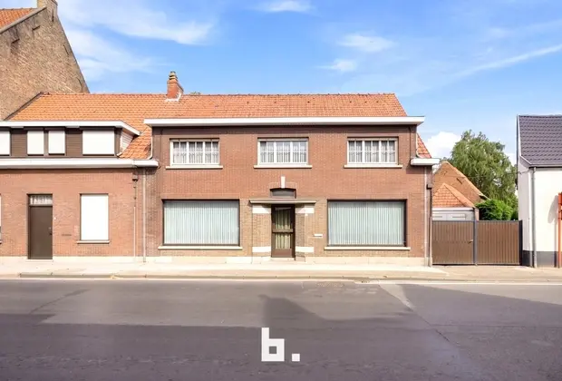 Unieke eigendom met 5 slaapkamers, 3 garages en tal van mogelijkheden op 1.507 m² - Kortemark
