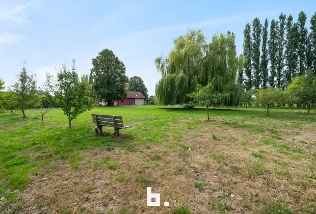 Deze eigendom situeert zich op een oppervlakte van 5.092 m². 
De plannen en de goedkeuring voor de verbouwingen zijn reeds aanwezig en kunnen dus vlo