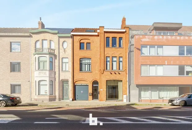 Opbrengsteigendom met 2 appartementen, handelsruimte en 2 garages in Sint-Andries - Sint-Andries