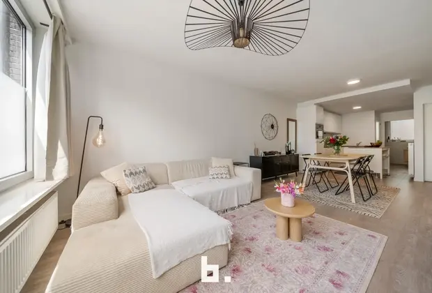 Op deze toplocatie in Kristus-Koning vind je dit lichtrijke, instapklare eenslaapkamer appartement met terras terug. Het appartement bevindt zich op w