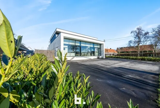 vlot bereikbaar comm gebouw met private tuin  - Zedelgem
