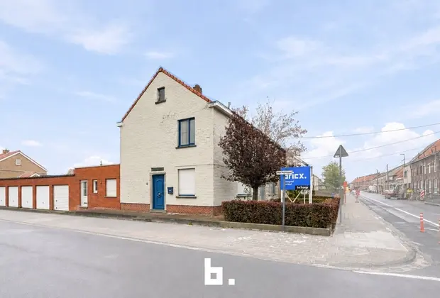 Halfopen woning met 3 slaapkamers, garage en 5 extra garages nabij het Sterrebos - Roeselare