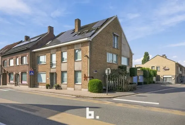Uitzonderlijk ruime woning met praktijkmogelijkheden op centrale ligging in Wingene - Wingene