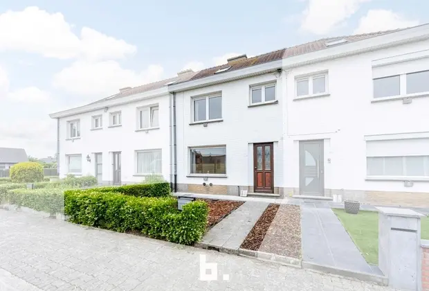Bent u op zoek naar een instapklare woning met een onderhoudsvriendelijke tuin, een garage en een uitstekende ligging? Dan is deze verzorgde en energi