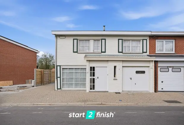 Charmante halfopen bebouwing met 4 slaapkamers, veranda en ruime tuin in Hooglede - Hooglede