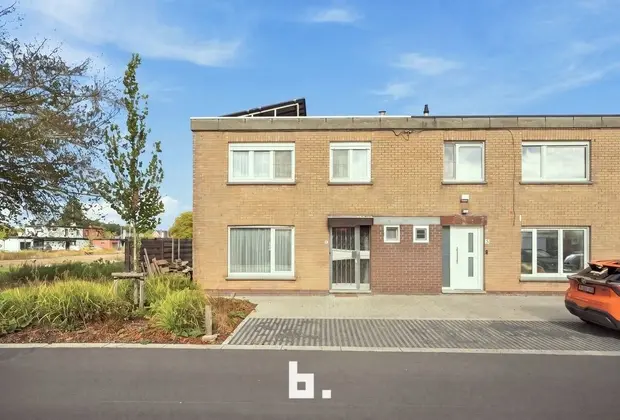 Gezinswoning met zonnige tuin, garage en oprit - Roeselare