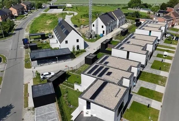OPENDEUR: Nu zaterdag van 11u-12u

In het prachtige en rustige nieuwbouwproject “ZANDEPARK” te Hansbeke bieden wij u deze stijlvolle en ruime woning