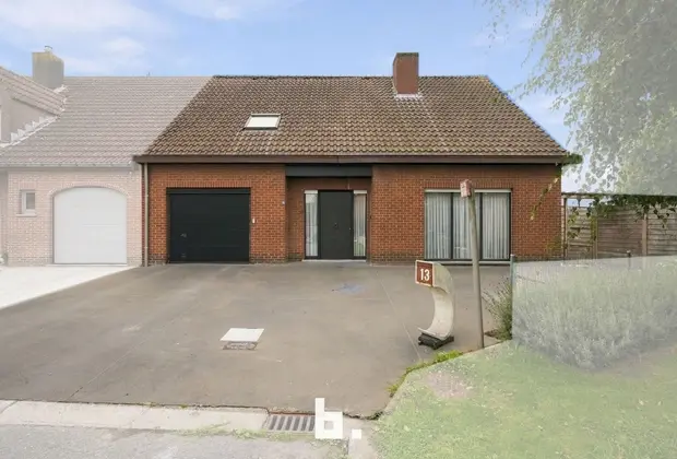 Halfopen woning met 4 slaapkamers en zeer ruime tuin te Staden. - Staden