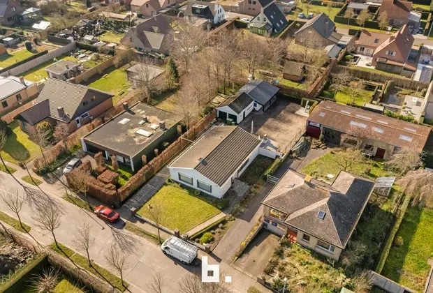 Mooie laagbouwvilla met zonnige tuin, dubbele garage en bijgebouw - Jabbeke