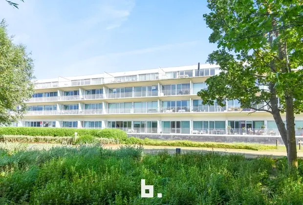 Ontdek dit uitzonderlijke appartement in Residentie Wellington Golf, een stijlvol en residentieel gebouw waar rust, elegantie en een unieke ligging ha