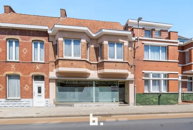 Te renoveren handelshuis met woonst en garage in centrum van Eernegem - Eernegem