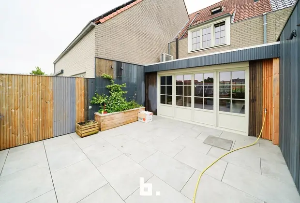 Dit lichtrijke appartement is gelegen op een uitstekende locatie in het charmante Lissewege, op korte afstand van winkels, scholen, openbaar vervoer e