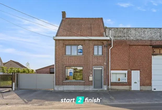 Ruime halfopen bebouwing met loods van 165 m² op 560 m² in Oostrozebeke - Oostrozebeke
