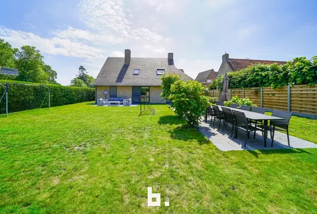Deze sfeervolle villa op een perceel van maar liefst 649 m² is gelegen in een doodlopende zeer rustige straat. De villa beschikt op de begane vloer ov