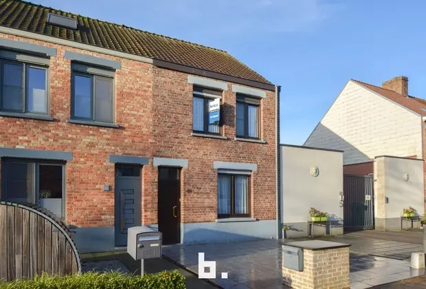 Aangename rijwoning met tuin en 2 slaapkamers in centrum Sint-Andries - Sint-Andries