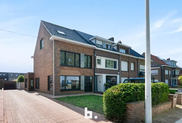 Ruime halfopen gezinswoning met 4 slaapkamers, garage en zonnige tuin te Nieuwpoort - Nieuwpoort
