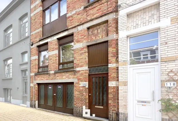 Gelegen in het hart van Oostende, biedt deze ruime woning 207m² aan bewoonbare oppervlakte.
Met 4 slaapkamers en 2 badkamers, de woning beschikt bove