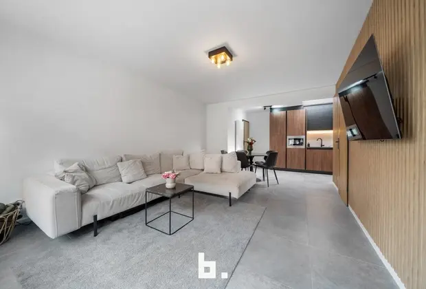 Deze instapklare woning is uitstekend gelegen. Gegeerde woonomgeving nabij diverse winkels en lokale handelszaken, scholen, openbaar vervoer, Expreswe