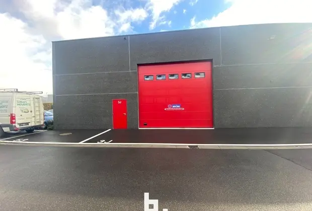 Loods nabij de expresweg en stadsring van Brugge  - Brugge