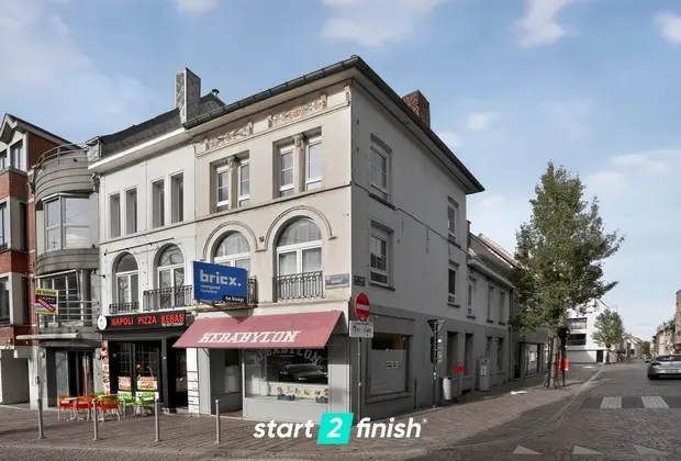 Unieke eigendom met handelsgelijkvloers en ruime woonst in hartje centrum - Tielt