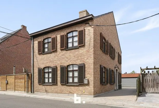 Ruime halfopen bebouwing met 4 slaapkamers, oprit en dubbele garage. - Wevelgem