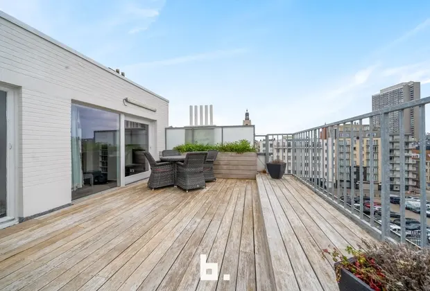 Op zoek naar een ideale pied-à-terre aan zee of een interessante investering? Deze verzorgde en lichtrijke penthouse appartement met 1 aparte slaapkam