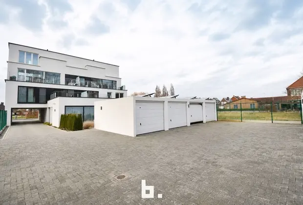Bovengrondse garagebox op een strategische ligging - Zedelgem
