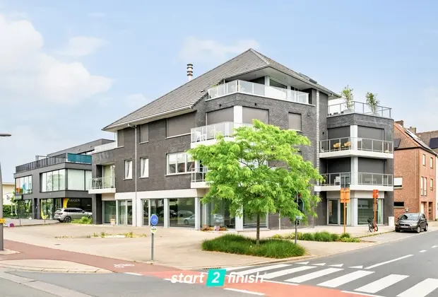 Ruim handelspand/kantoorruimte met 7 parkeerplaatsen op toplocatie in Roeselare - Roeselare