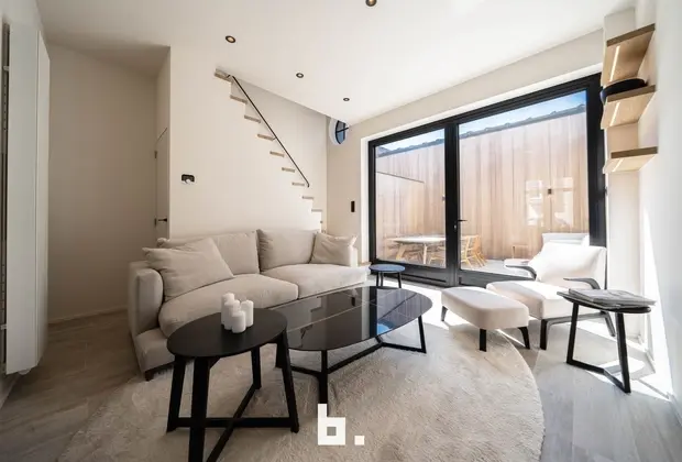 Deze prachtig gerenoveerde woning beschikt over een gevel met hoge charmefactor. Ook in de woning word je omarmd door charme, gezelligheid en een huis