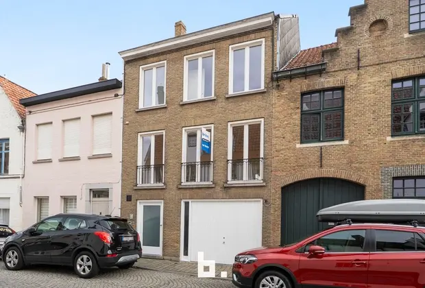 Instapklare woning met garage nabij de Coupure. - Brugge