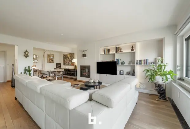 Ruim en recent gerenoveerd appartement met terras en zicht op de Wellingtonrenbaan - Oostende