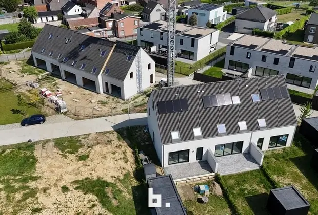 OPENDEUR: Nu zaterdag van 11u-12u

In het prachtige en rustige nieuwbouwproject “ZANDEPARK” te Hansbeke bieden wij u deze stijlvolle en ruime woning