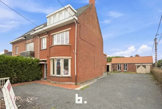 Gelijkvloers 2-slaapkamerappartement met parkeerplaats - Roeselare
