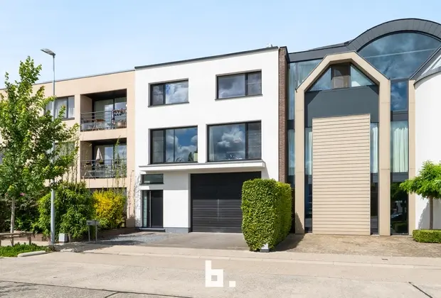 Instapklare woning met ruime loods - Sint-Kruis