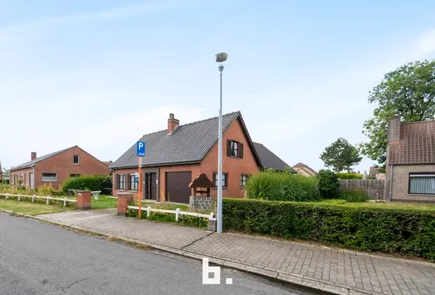 Oedelem licht op te frissen villa met veel volume en uitbreidingsmogelijkheid in het dak  - Oedelem