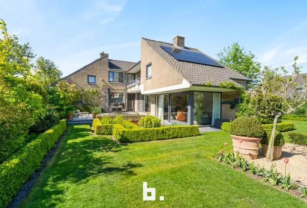 Discrete verkoop van uitzonderlijk grote villa - Varsenare