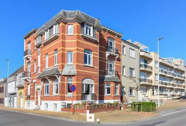 Deze prachtige, statige woning met een bewoonbare oppervlakte van 343m² is uitzonderlijk gelegen aan de voet van de Zeedijk in Raversijde en op een st