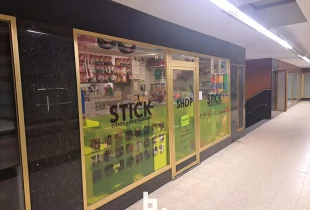Zeer interessante kans aan zee! Dit handelspand van ca. 45 m² bevindt zich in de galerij op de Zeedijk van Blankenberge, pal tussen het strand, horeca