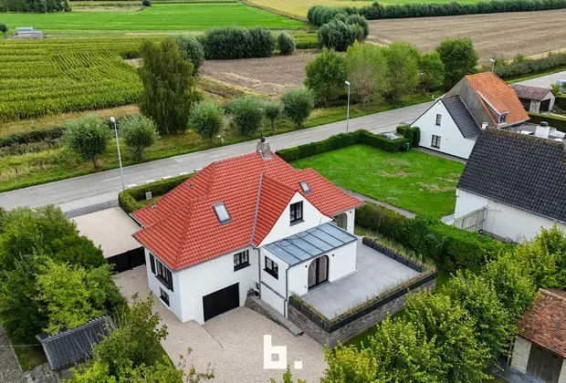 Een karaktervolle villa in uitgesproken cottagestijl, waar authentieke architectuur en hedendaags wooncomfort harmonieus samenkomen.  - Oostkerke