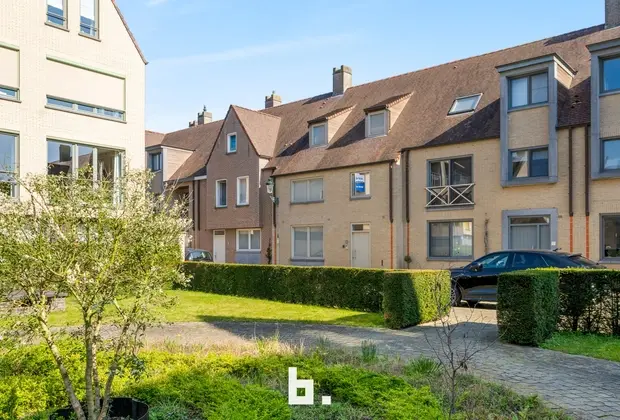 Deze gezellig en verrassend ruime woning is zeer recent (bj 2007) en bevindt zich op een gewilde locatie in Brugge.

De woning omvat een aangename i