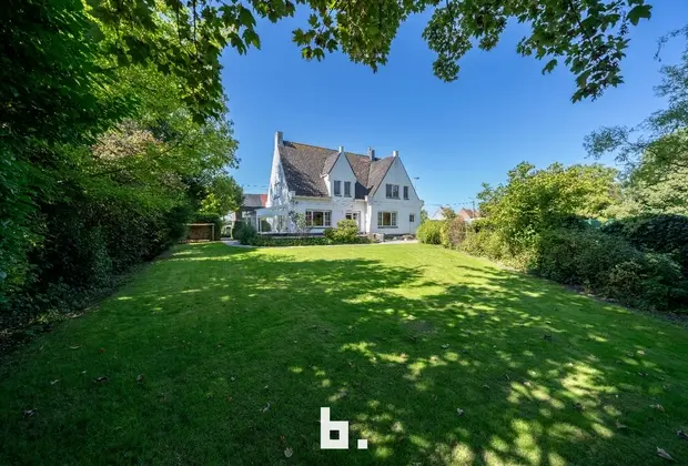 Deze statige villa met karakter ligt wat verscholen tussen het groen en bevindt zich op een mooi perceel van 986 m². Strategische ligging met een vlot