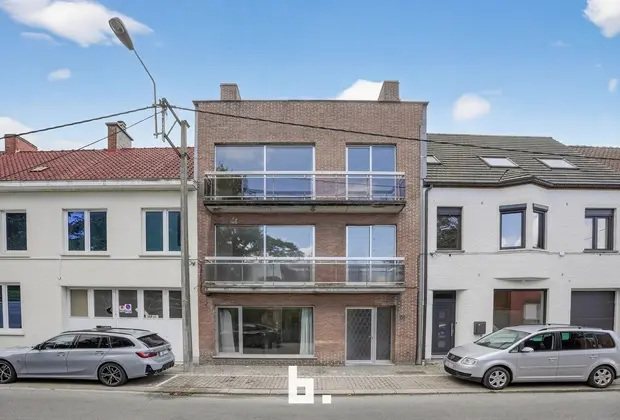 Gelijkvloers lichtrijk 2-slaapkamerappartement centraal gelegen te Roeselare - Roeselare