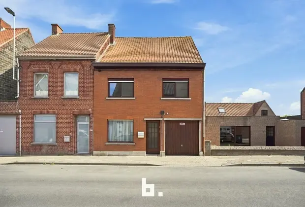 Ruime gezinswoning met garage in centrum Roeselare - Roeselare