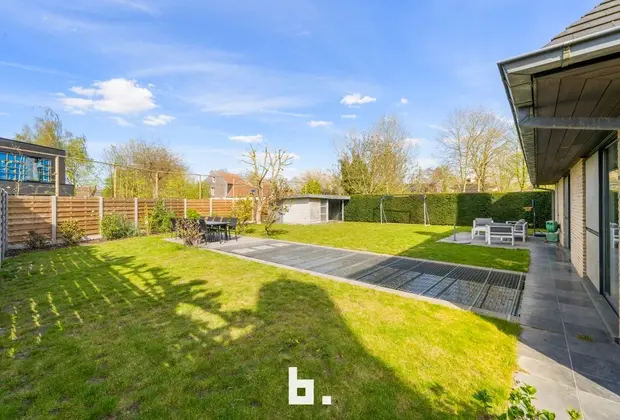Prachtige villa met zonovergoten tuin en zwemvijver te Jabbeke! - Jabbeke